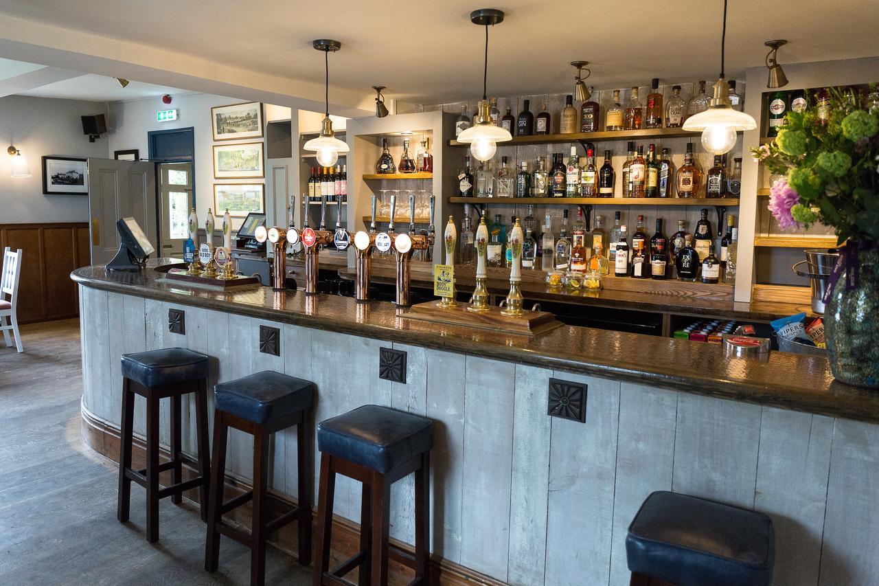 The Dundas Arms Kintbury Екстер'єр фото